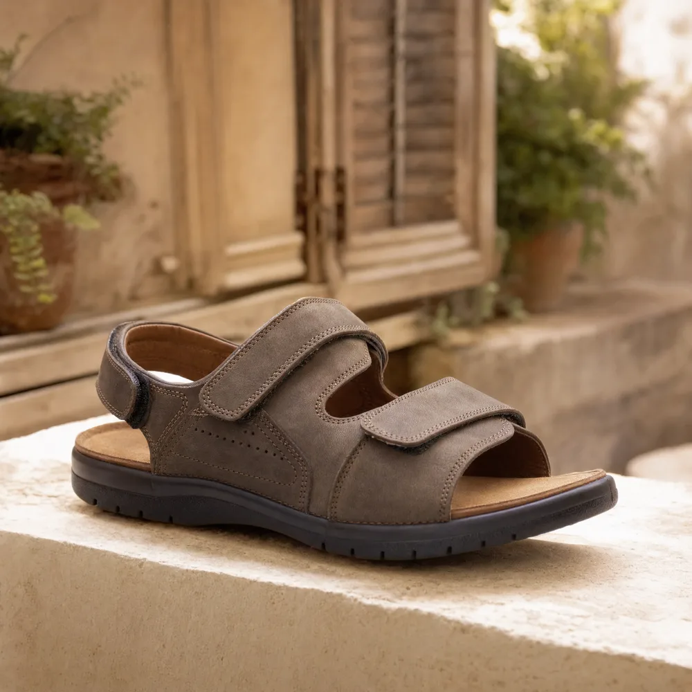 Chaussure orthopédique confortable Anselme, sandale réglable homme posée sur un fond neutre chaleureux