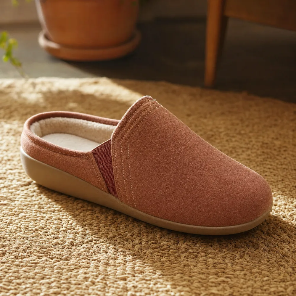 Chaussure orthopédique confortable Augustine, chausson femme posé sur un fond neutre chaleureux
