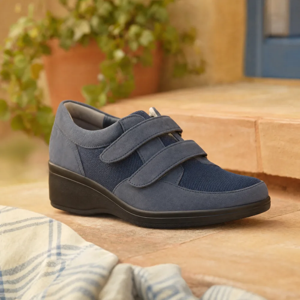 Chaussure orthopédique confortable Firmin, basket médicale homme posée sur un fond neutre chaleureux