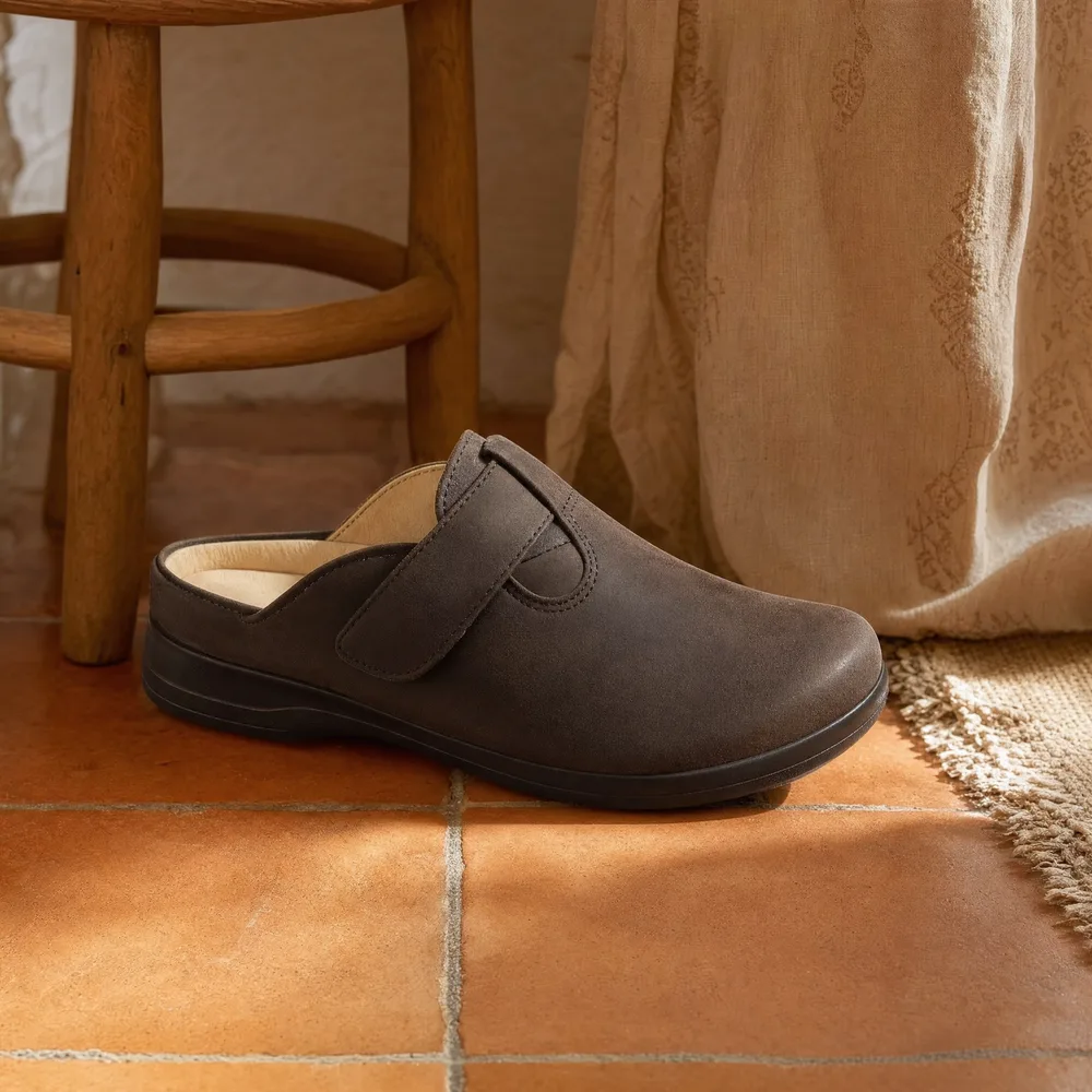 Chaussure orthopédique confortable Honoré, mule thérapeutique mixte posée sur un fond neutre chaleureux