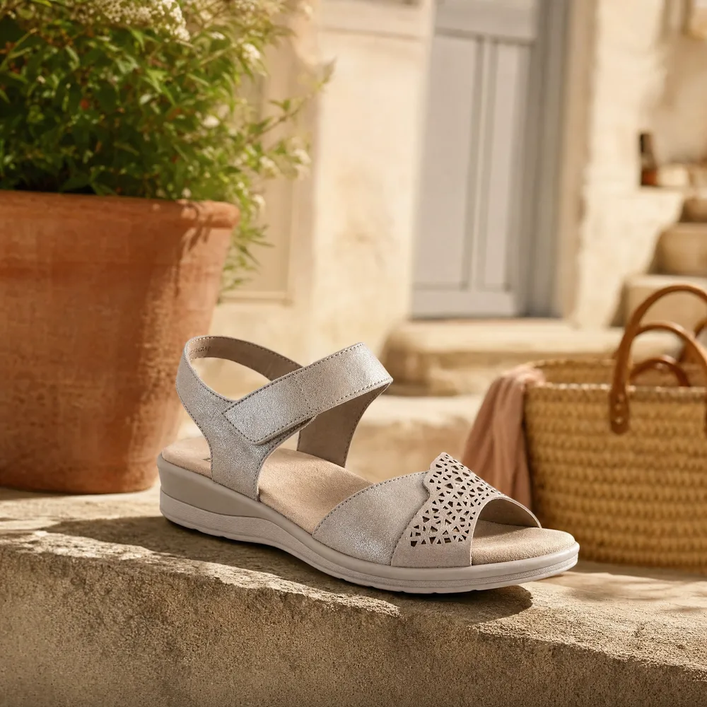 Chaussure orthopédique confortable Léonie, sandale femme beige posée sur un fond neutre chaleureux
