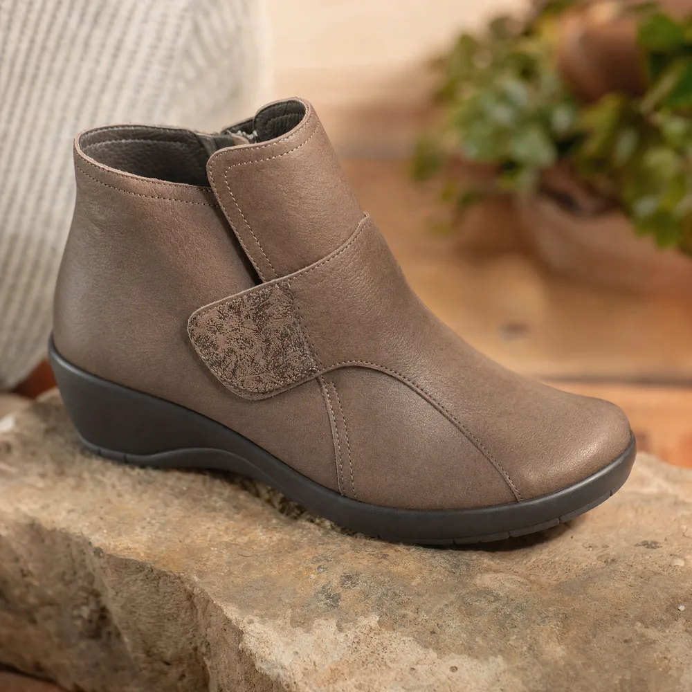 Chaussure orthopédique confortable Sidonie, bottine femme posée sur un fond neutre chaleureux